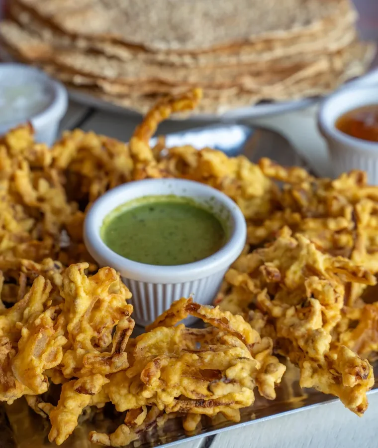 Crisp pakora with green chutney and naan